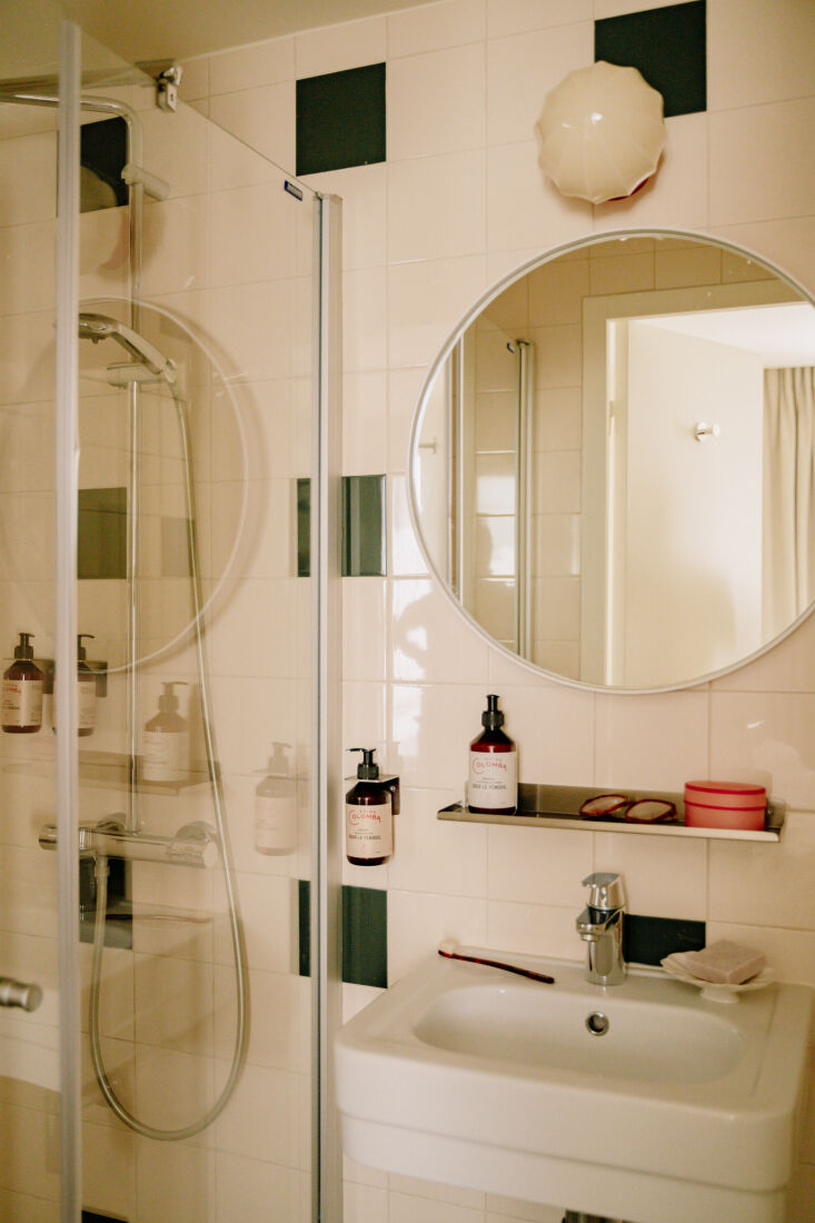 simple bathrooms are tiled in ivory squares with forest green accents. 27