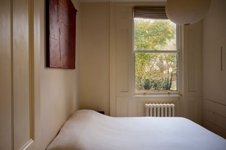 we spy two design trends at play here: unexpected red theory and the simple bed 24