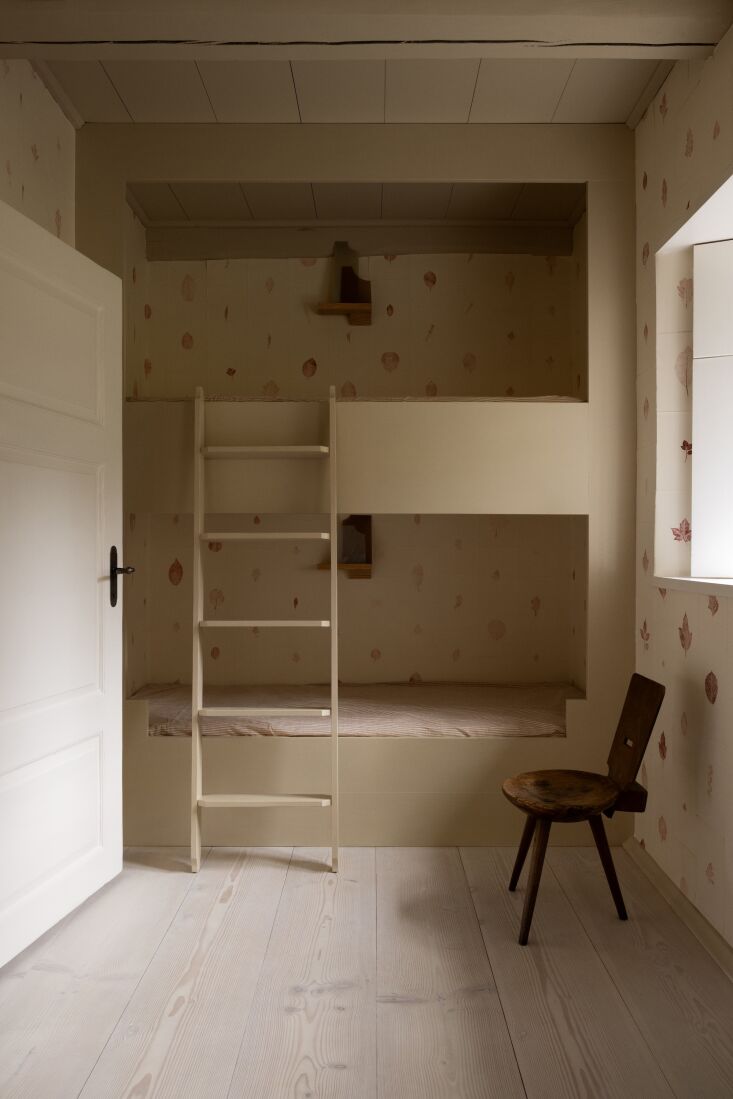 custom built in bunk beds and wallpaper created by mentze ottenstein in collabo 35