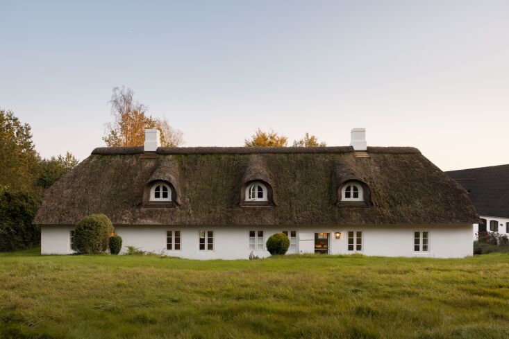 a wide view of the south jutland longhouse. 37