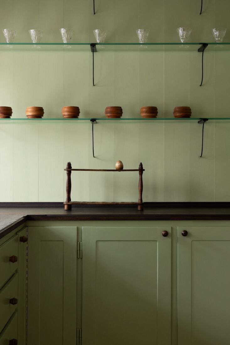 the continuation of georgian wood bowls are displayed on glass shelves in the k 26