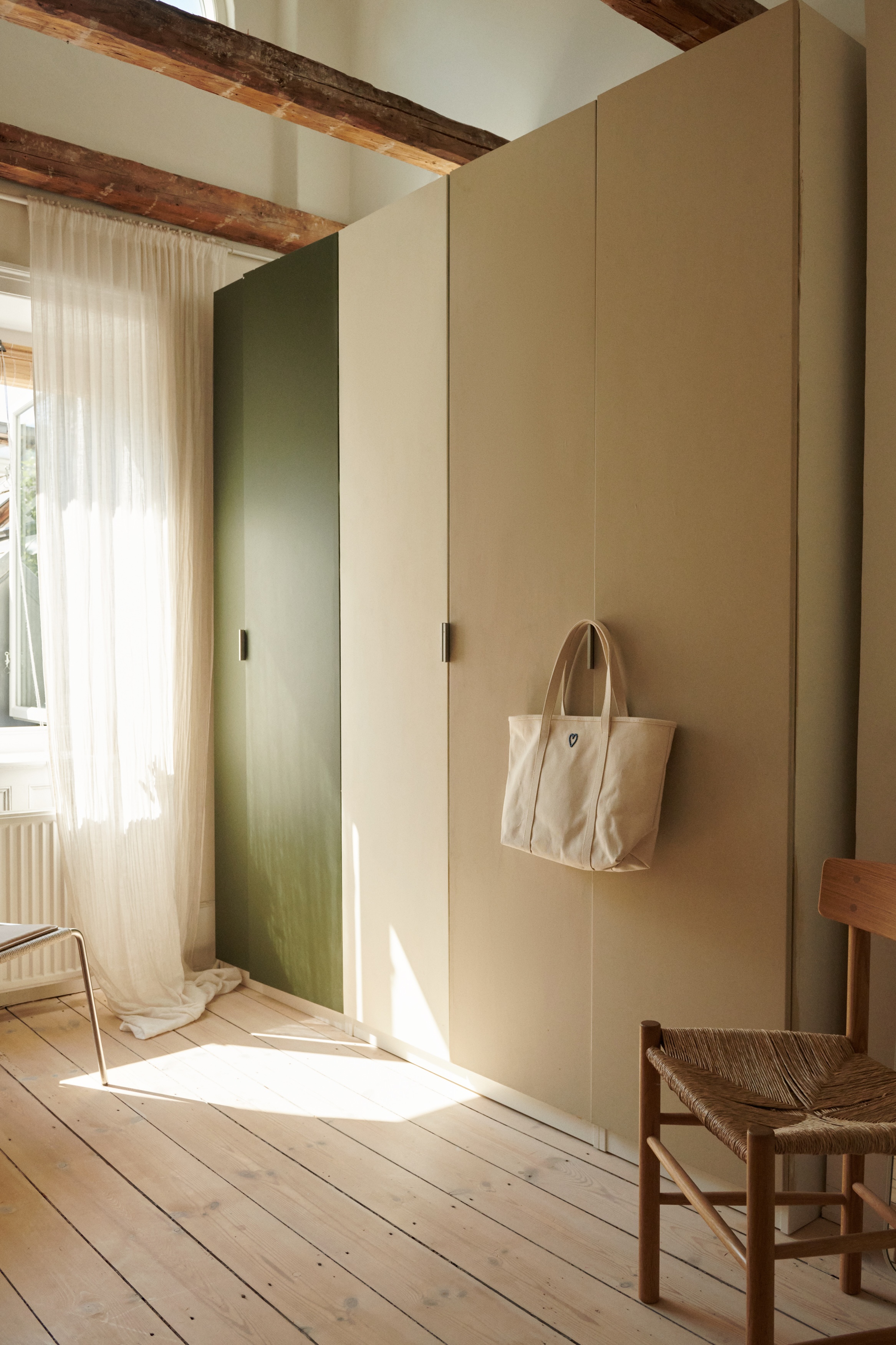 freja upgraded two ikea pax wardrobes by painting the doors. canvas to go bag f 30