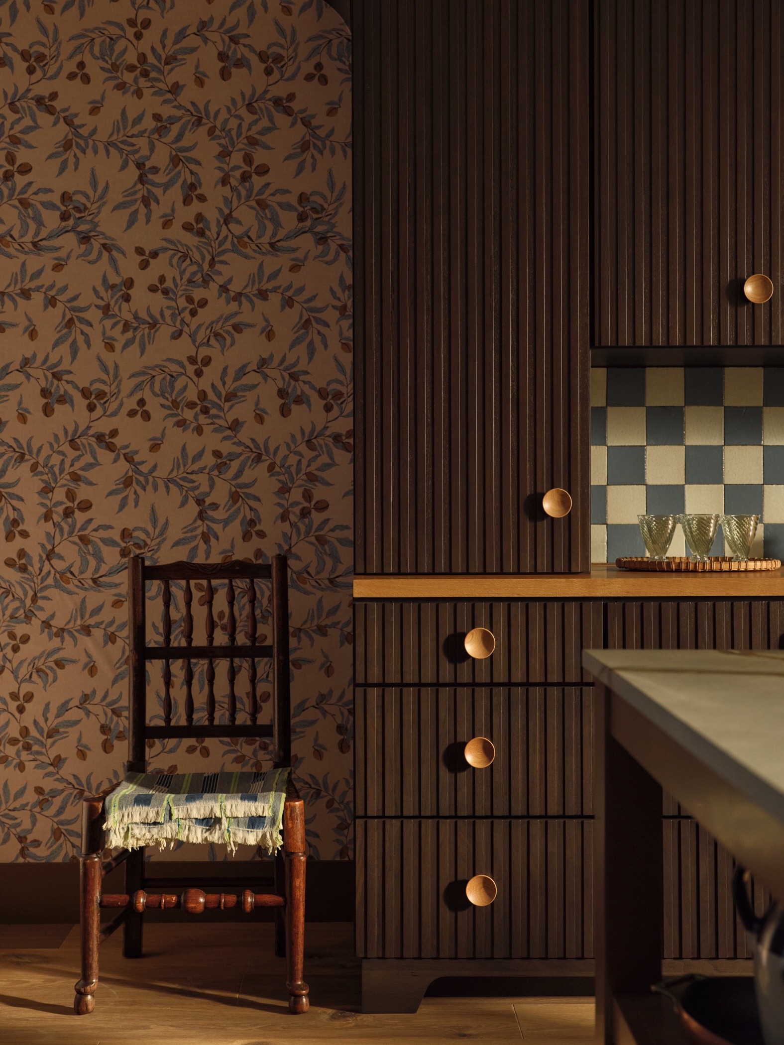 the checked tiles call to mind classic, two toned cornishware and work well wit 23