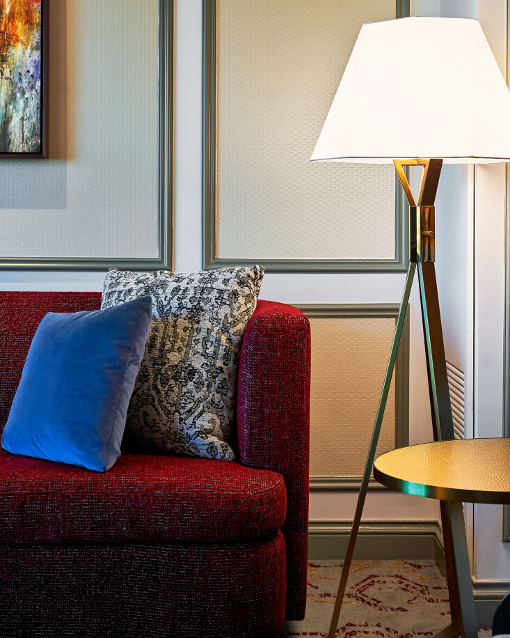 the designers added visual interest to the living space by mixing fabrics, colo 22
