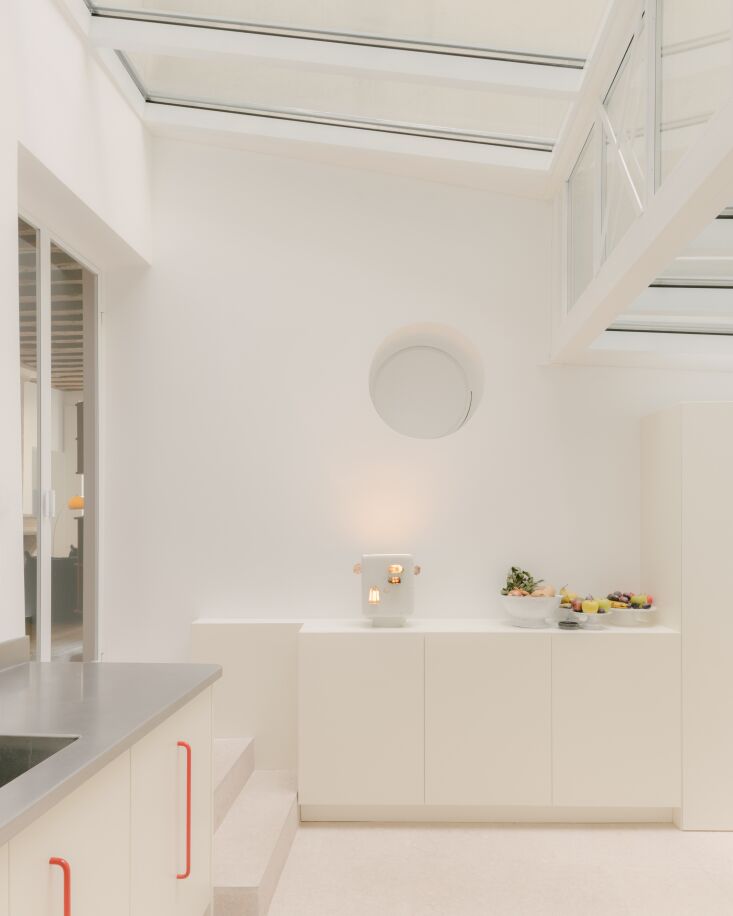 the cabinets are painted wood, lacquered in white (ral 90\10). &#8\2\20;the 18