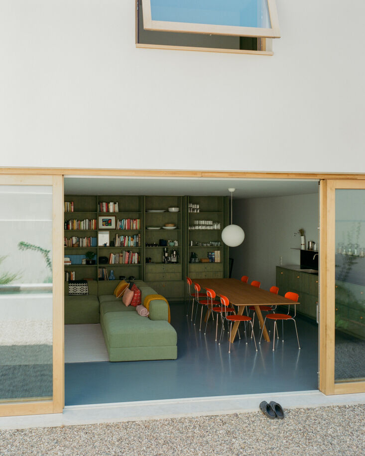 the view from the courtyard to the inside. the orange mariolina chairs, designe 21