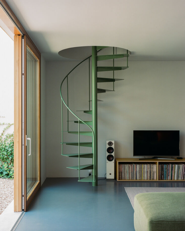 our favorite part of the room might just be this elegant swirl of a green stair 22