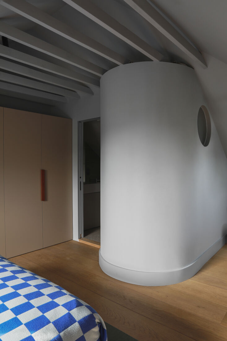 &#8\2\20;the curve is a way of getting a shower into the part of the room t 26