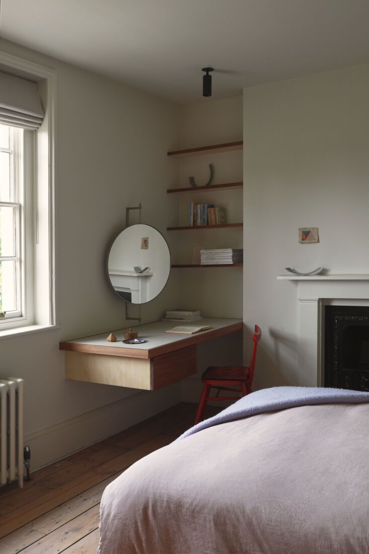 in her daughter&#8\2\17;s room, macnair opted for a sapele wood desk with a 27