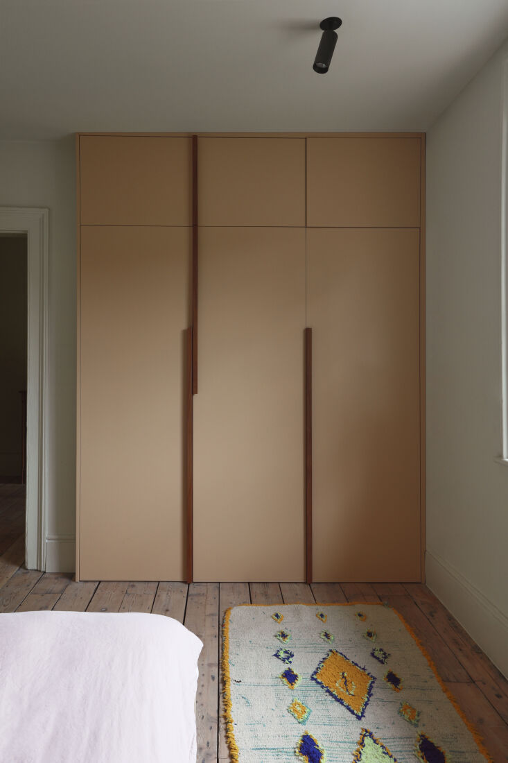 the colorful rug was sourced from emily&#8\2\17;s house london. 28