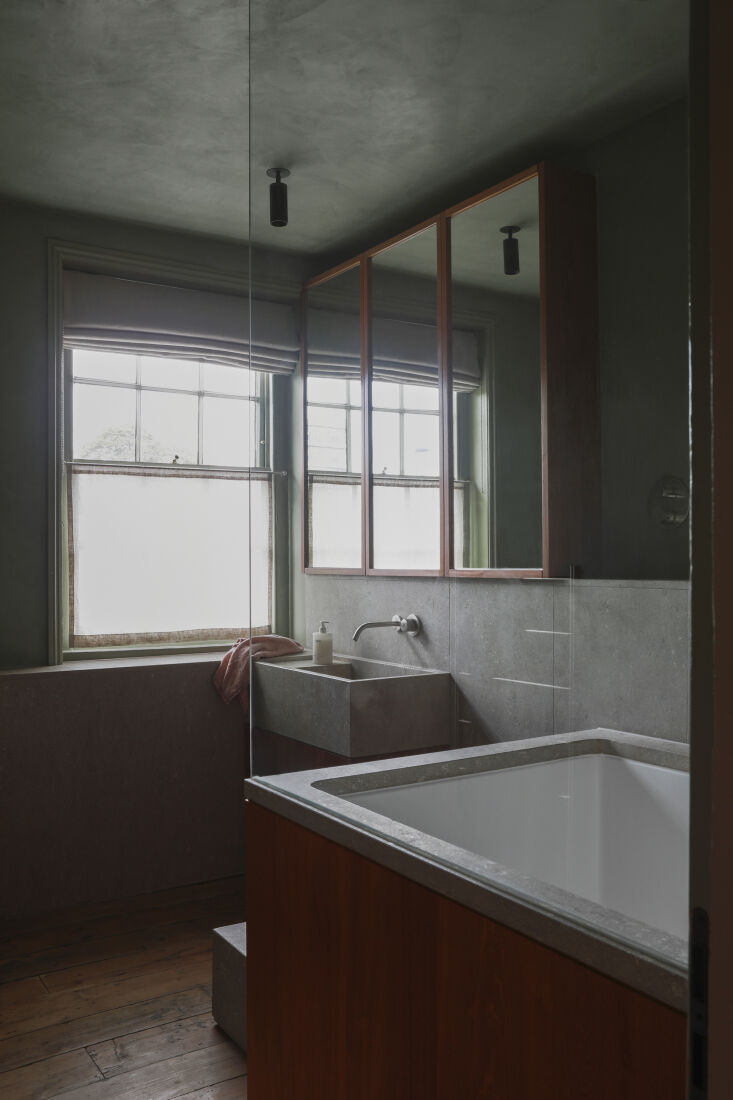 the first floor family bathroom is designed in tadelakt and limestone. &#8\ 29