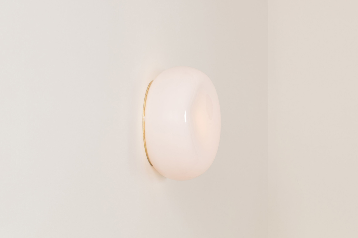 the lindsey adelman bubble sconce sc.0\1.07 is made of hand blown glass inspire 23