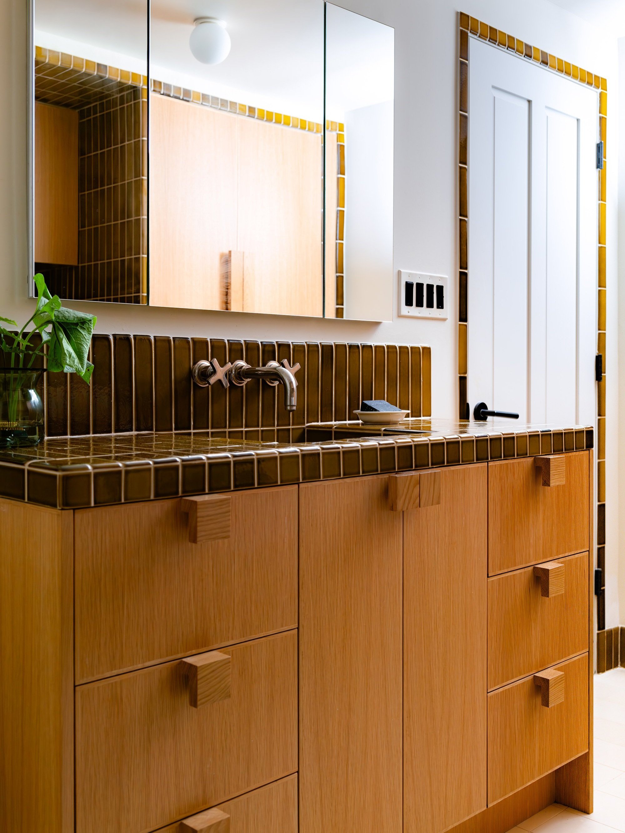 the oak built ins continue in the main bathroom as a variation on a theme. heat 25