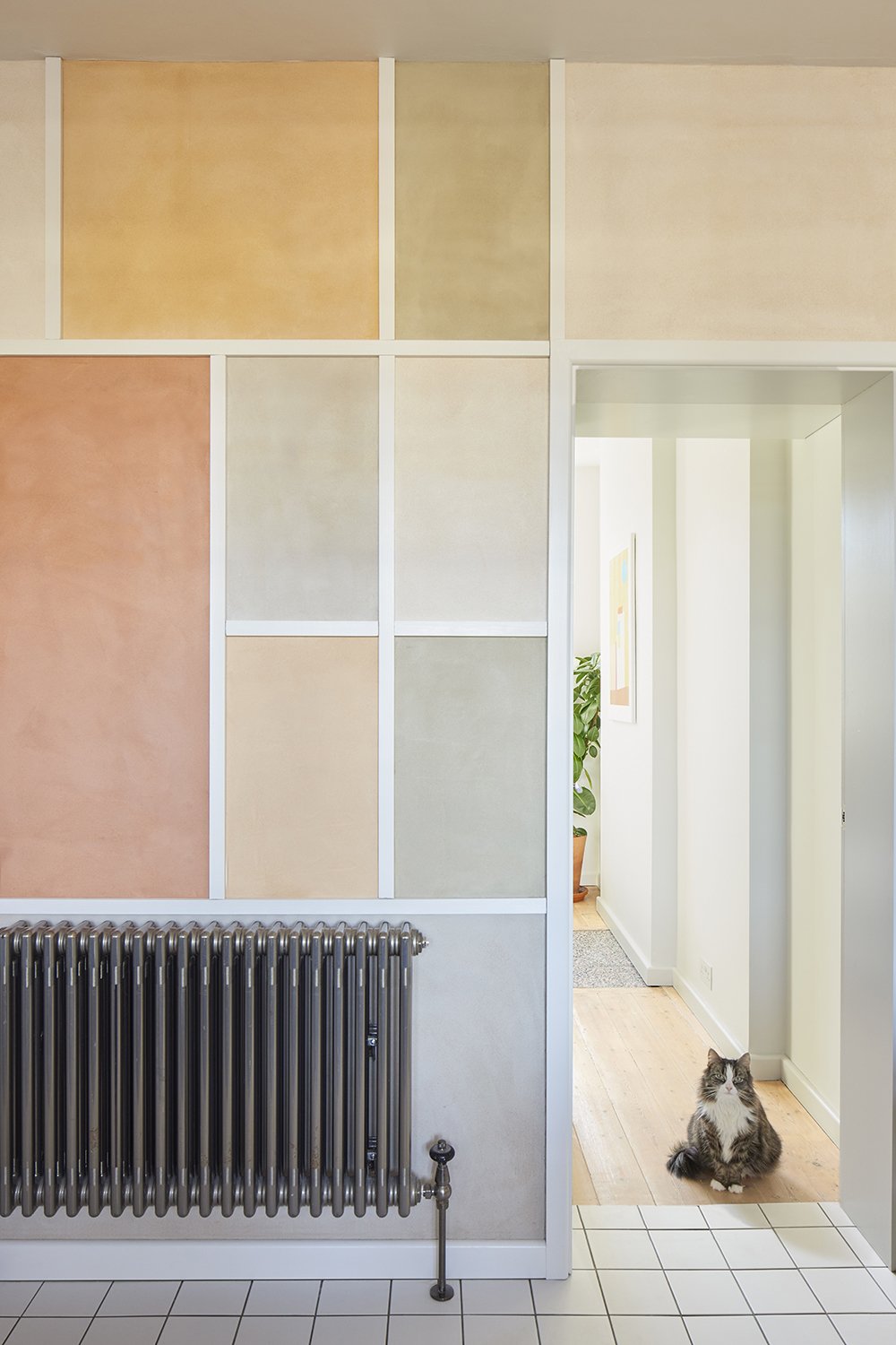 the wall is finished in four shades of clayworks&#8\2\17; smooth clay plast 25