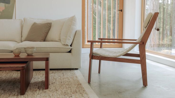 the sweet life swing lounge chair has a dowel counterbalance that allows the he 18