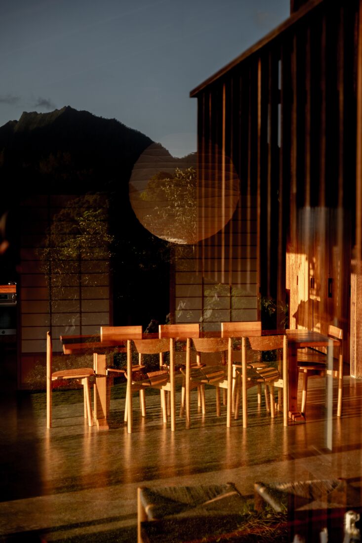 a view looking into the house through floor to ceiling windows. \2\20;i 25