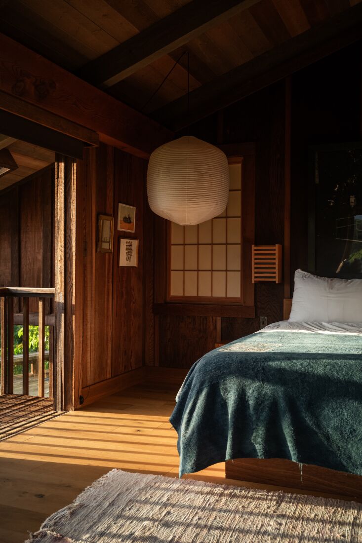 a shoji screen and another hotaru lamp. the blanket on the bed is a vintage kan 28