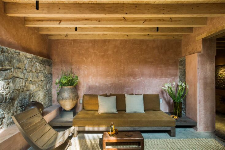 the material palette: ochre sofa meets pink plaster; old stone meets rough hewn 18
