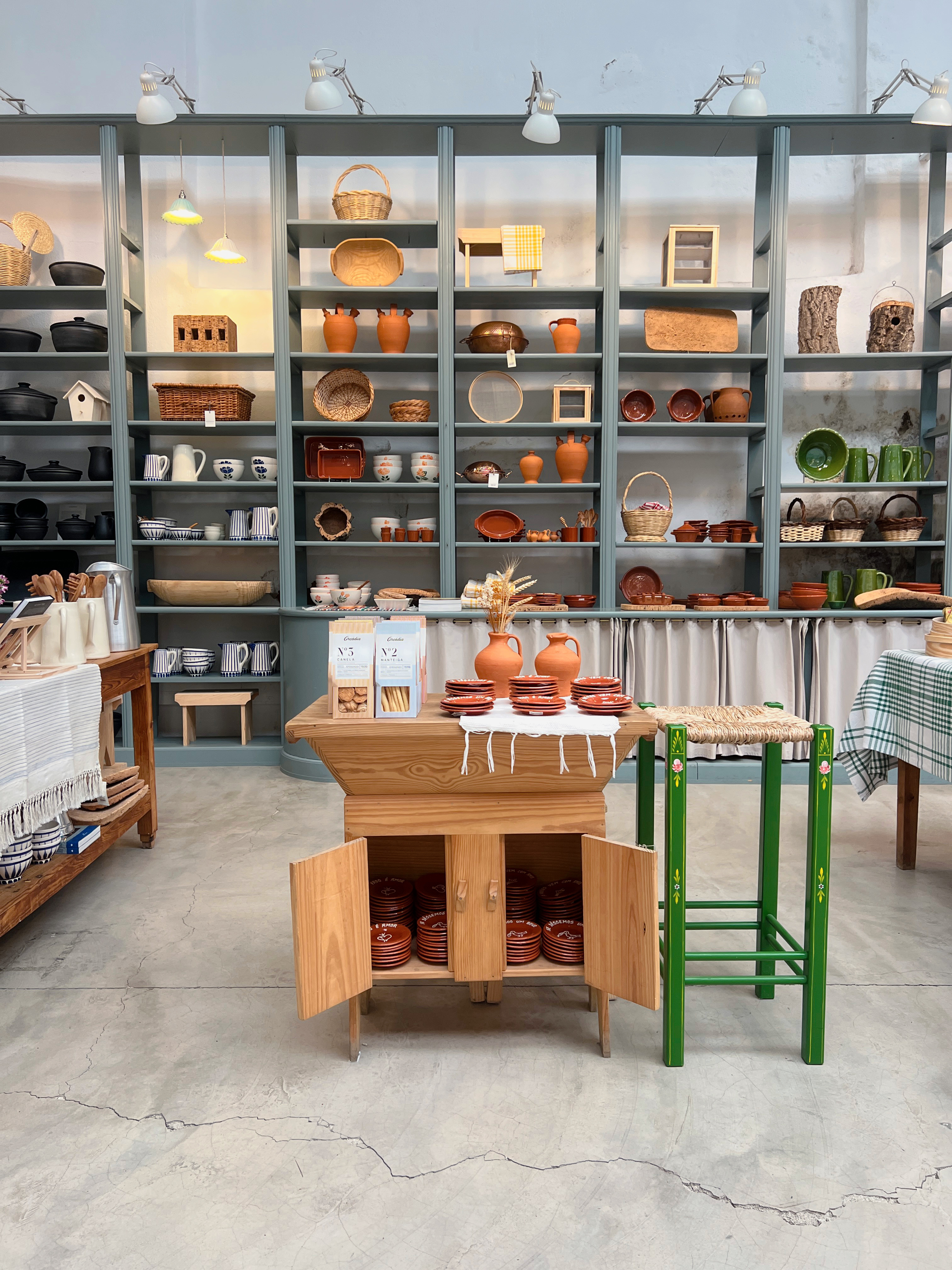 \2\20;traditional portuguese pottery has maintained the same distinct ae 23