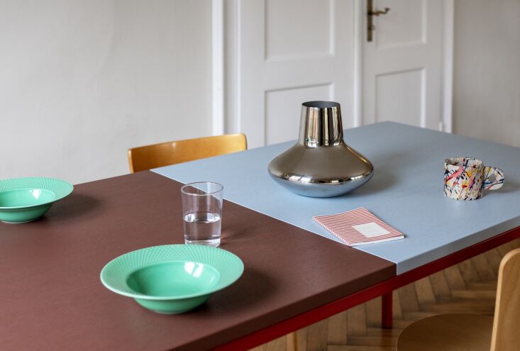 the two toned tabletops are composed of oak veneered chipboard with oak edges. 18