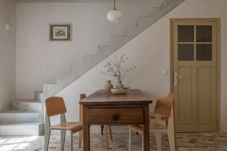 admiring (from afar): rue du four, a guesthouse in a former silk factory and th 17