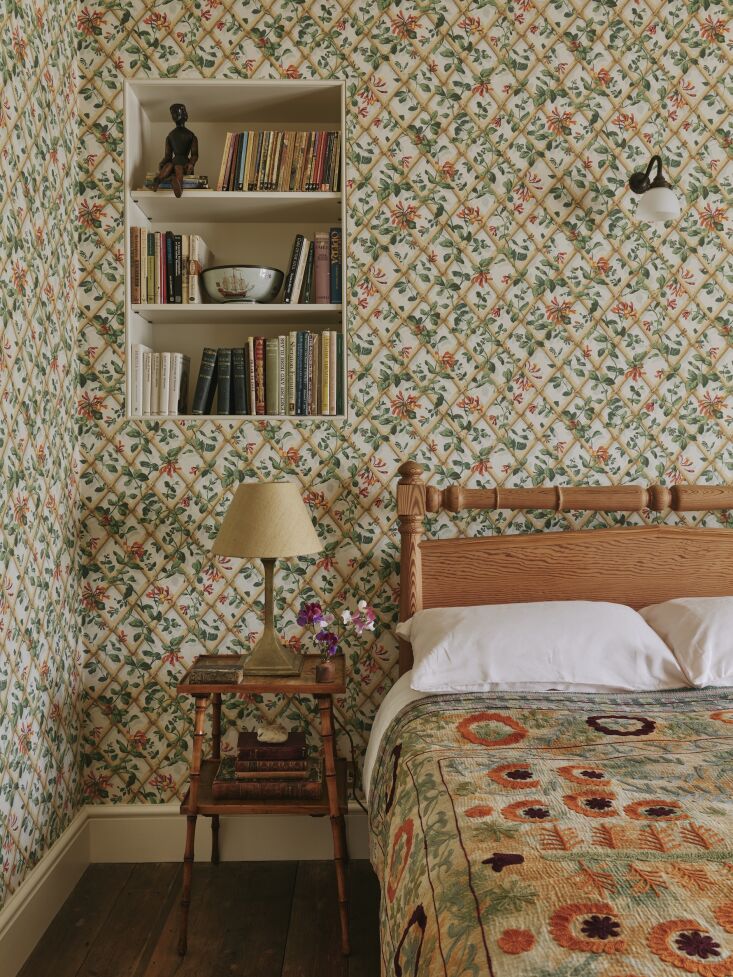 the main bedroom is a honey suckle patterned bower courtesy of zuber&#8\2\1 25