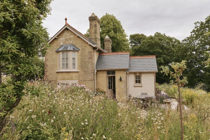 the cottage was built in the late \19th century out of yellow brick and has its 17