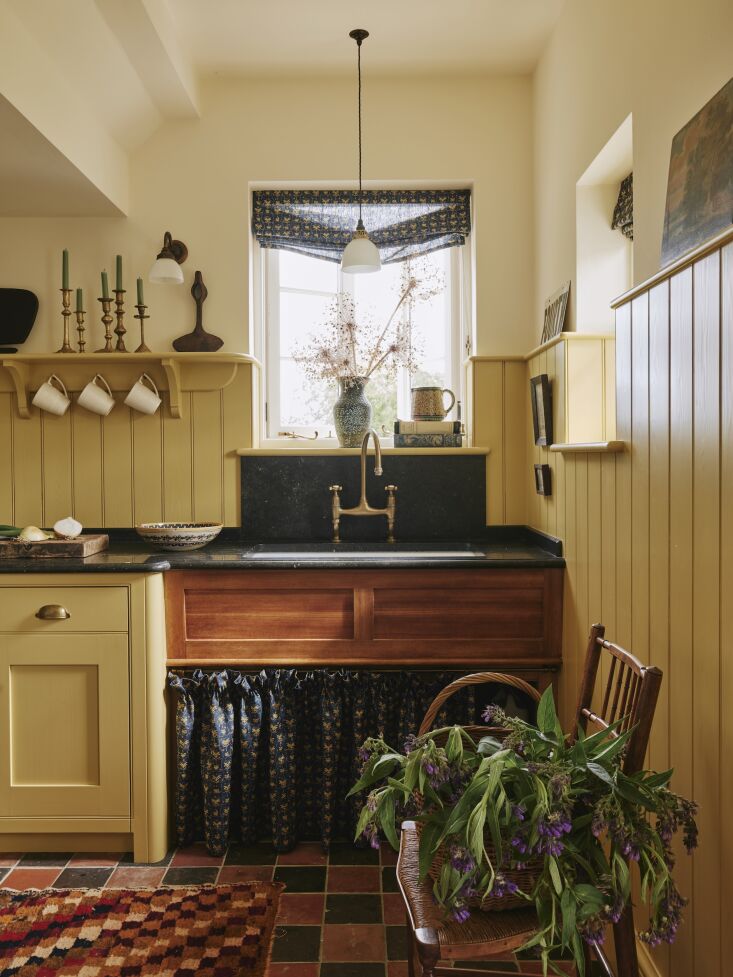 the bespoke cabinets are painted farrow & ball’s sudbury yellow—&#8 20
