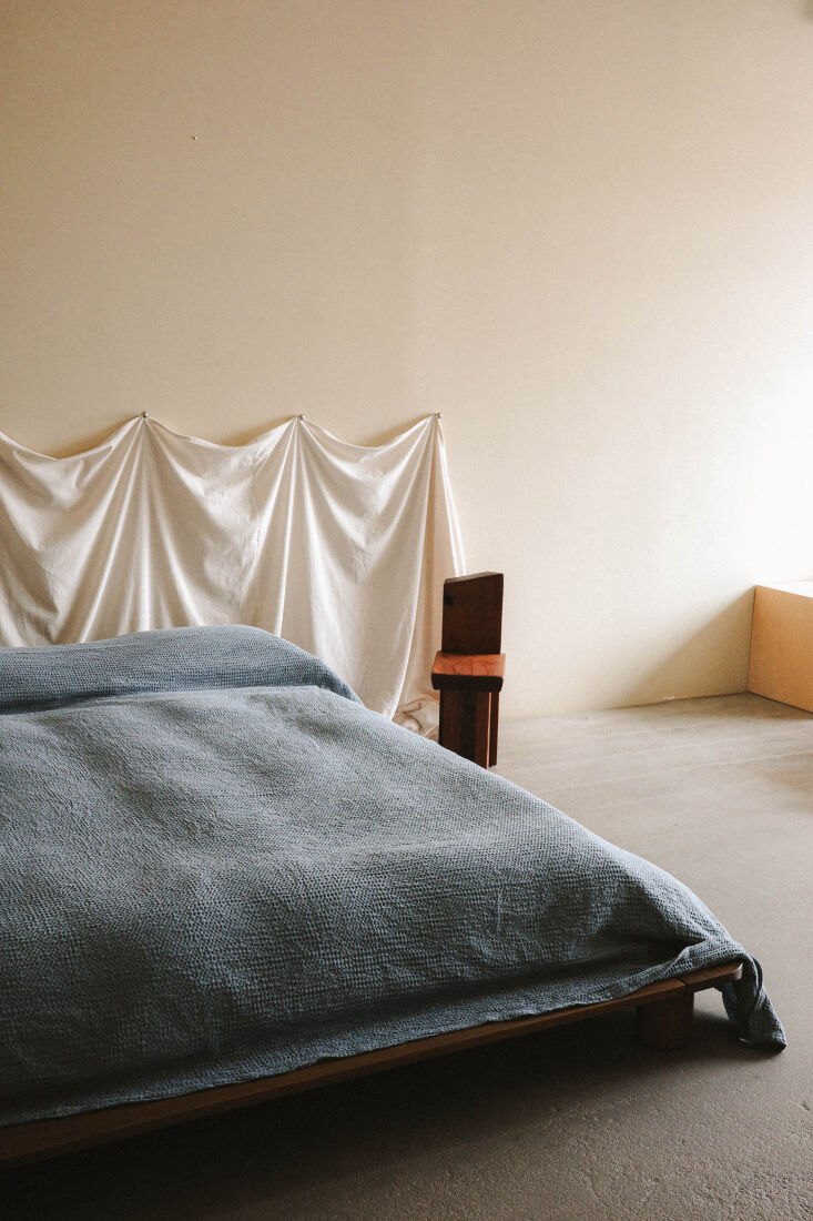 for this impactful yet unfussy headboard hack, all you need is a pretty sheet a 17