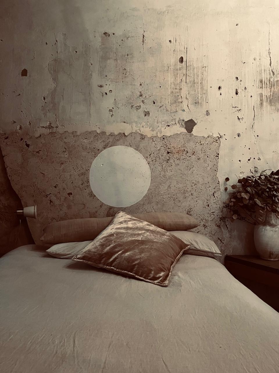 patricia larsen painted a circle on a scrap marble headboard in her own house i 20