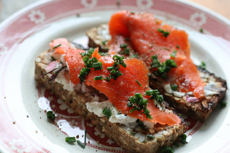 recipe for a simple lunch in the garden: gluten free bread: rich with seeds, de 18