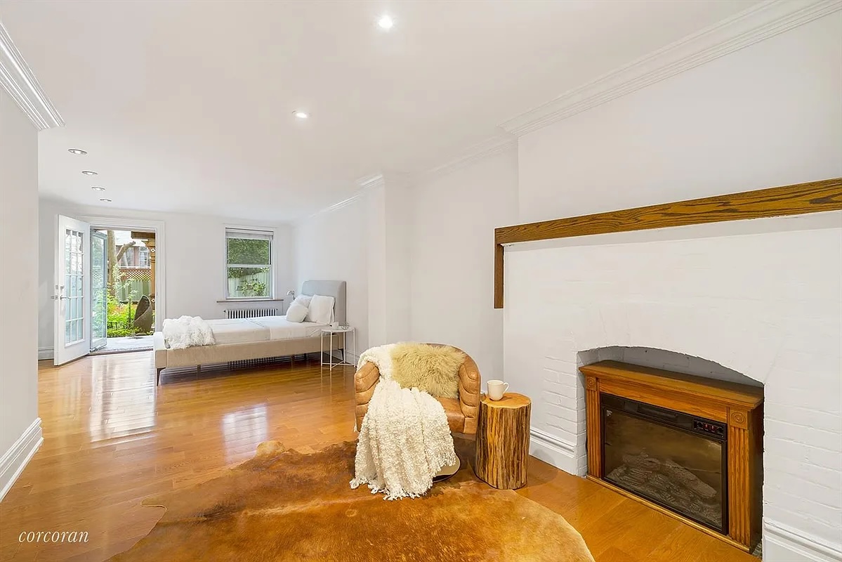 the main bedroom was large and unwieldy—but opened to the garden. 31