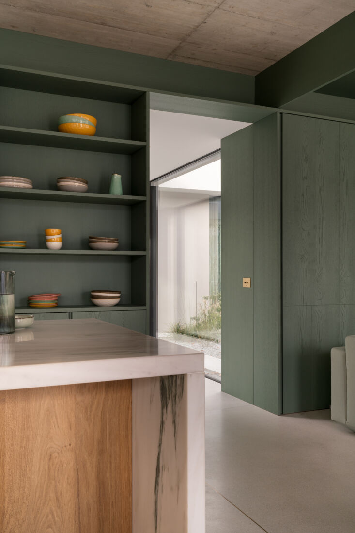 the villa\2\17;s open plan living wing is linked to a bedroom wing by a 22