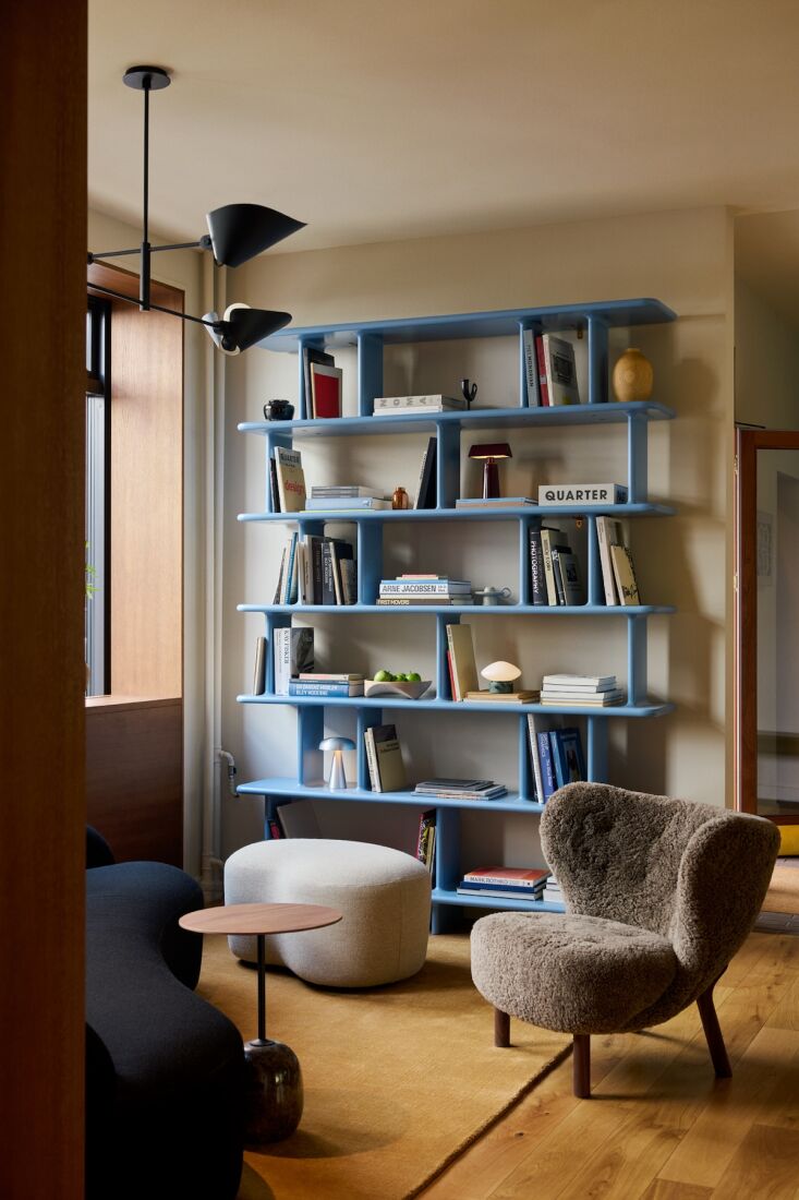 another view of the seating area reveals the &tradition jh45 standing shelf 21