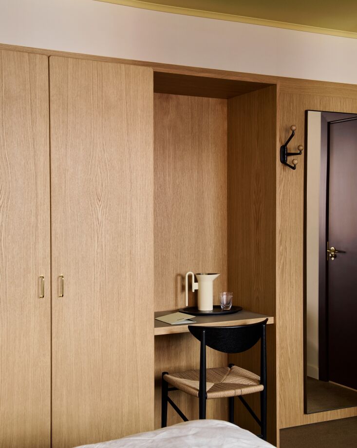 a clever desk, tucked between closets, is outfitted with a black lacquered oak 28