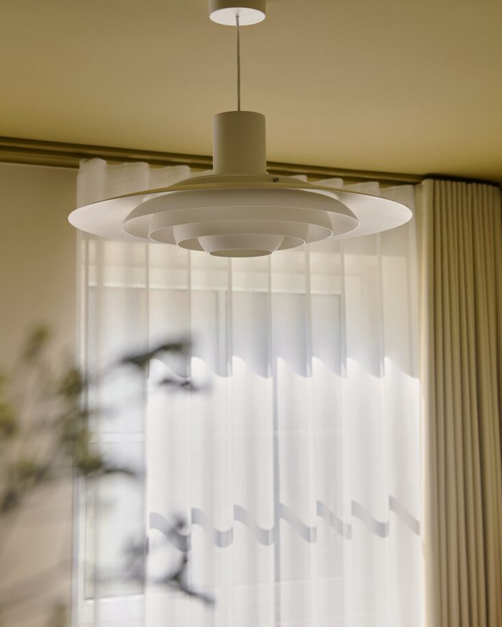 the p376 pendant by kastholm & fabricius hangs in one of the guest rooms. 23