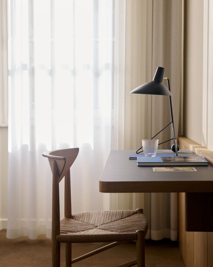 the pavilion desk, once again, is paired with the tripod table lamp by hvidt & 29