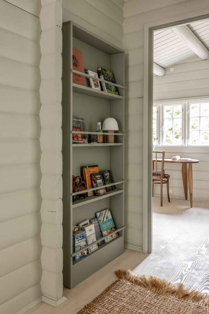 johansen describes the hallway shelf as &#8\2\20;a gallery for books to bor 25