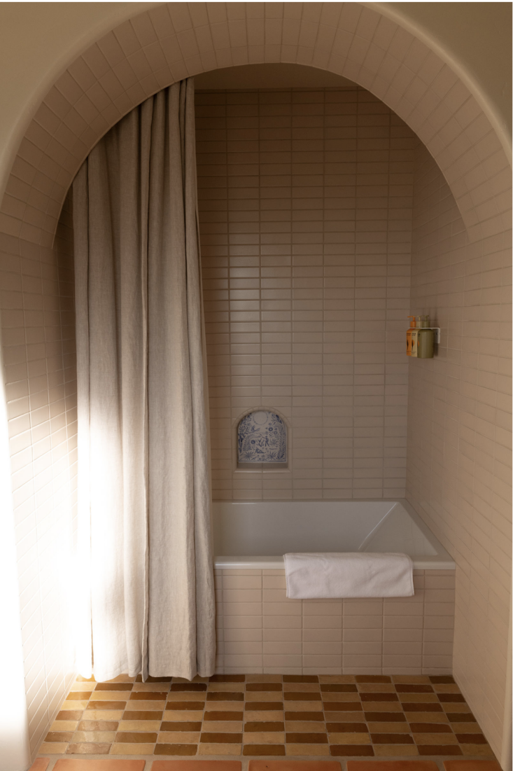 an arched bath—and a glimpse of delft esque tiles—in the king deluxe room. 28