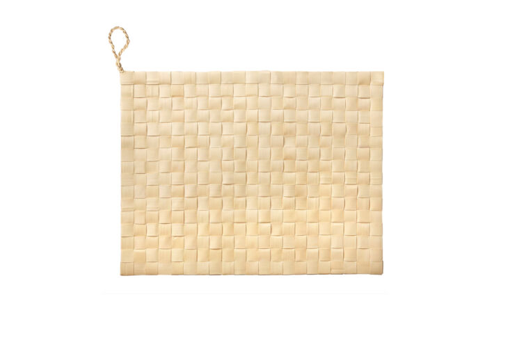 we love the simplicity of these woven placemats made from dried palmyra leaves. 22