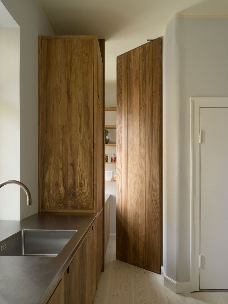 the floor to ceiling pantry room door features pinion hinges in the ceiling and 18