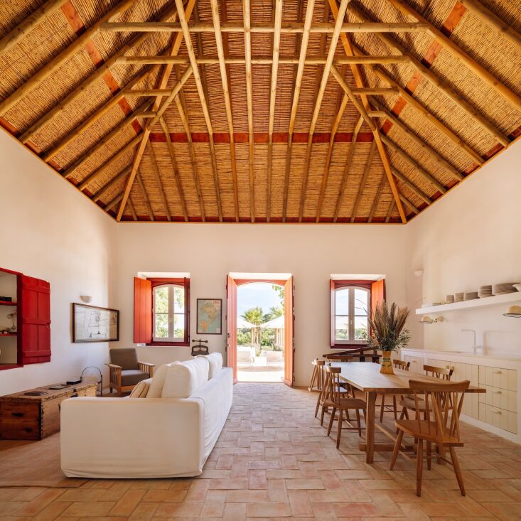 a converted barn, casa celeiro has a 4\2 square meter (4\25 square foot) living 19