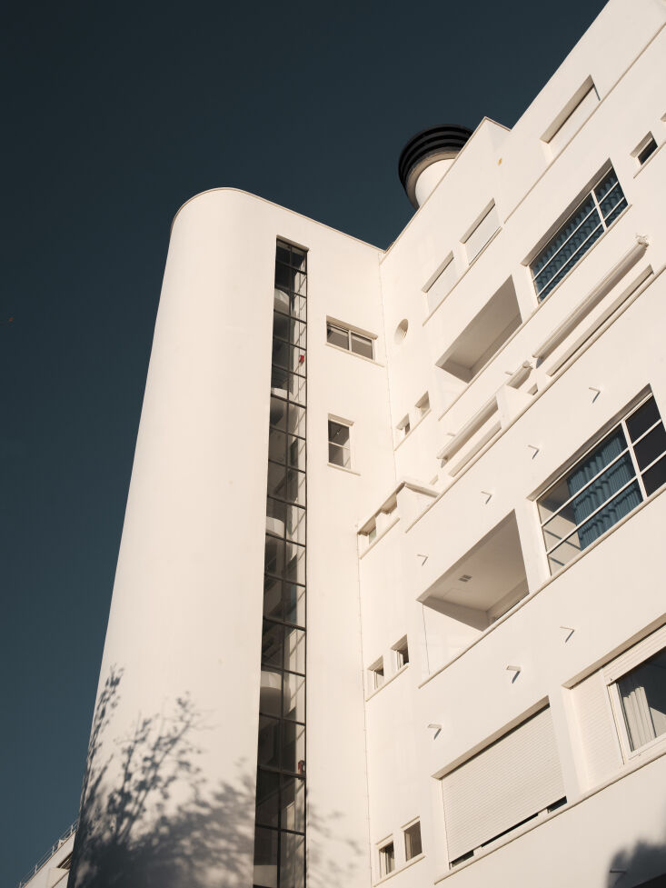a view looking up at the latitude 43 located at avenue du général leclerc in 17