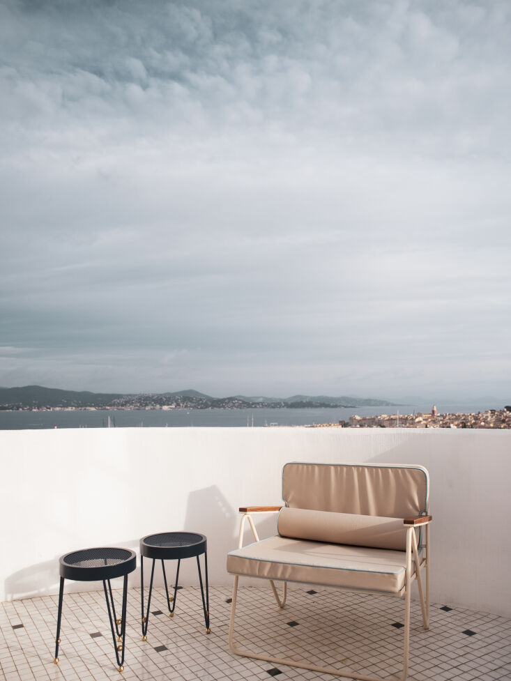the terrace is designed with dimoremilano pieces: two alciduci tables and the p 31