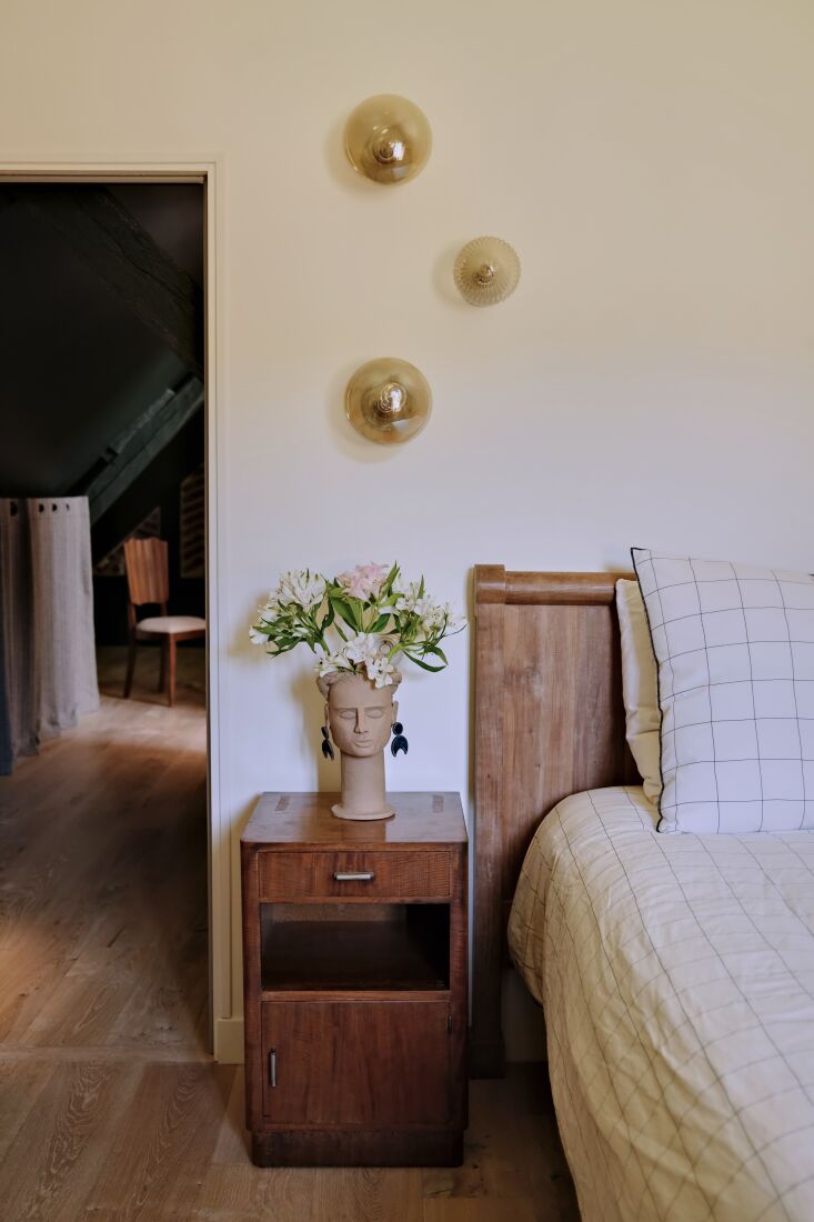 there are six bedrooms in the main house. \2\20;connected by an inner co 23