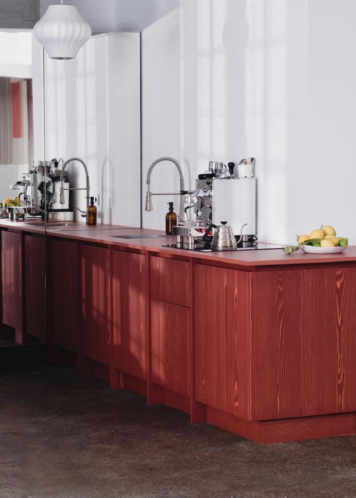 a deep red linseed oil pigment from linolie & pigment (bilbao) was applied  24