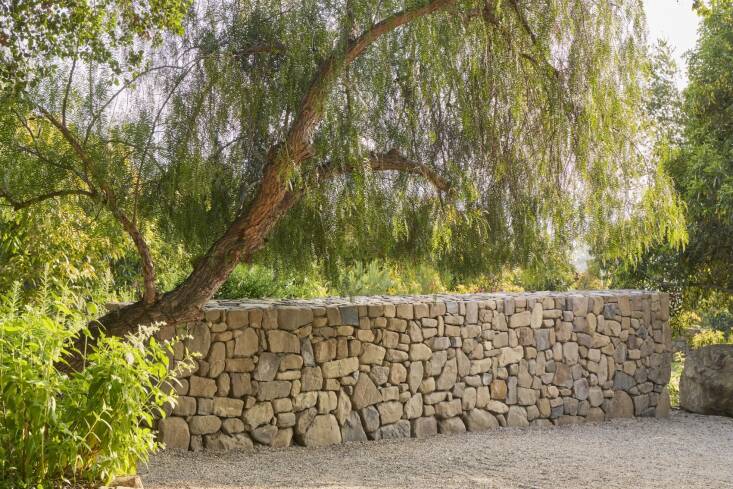 believe it or not, this stone wall in an ojai landscape by terremoto is made en 19