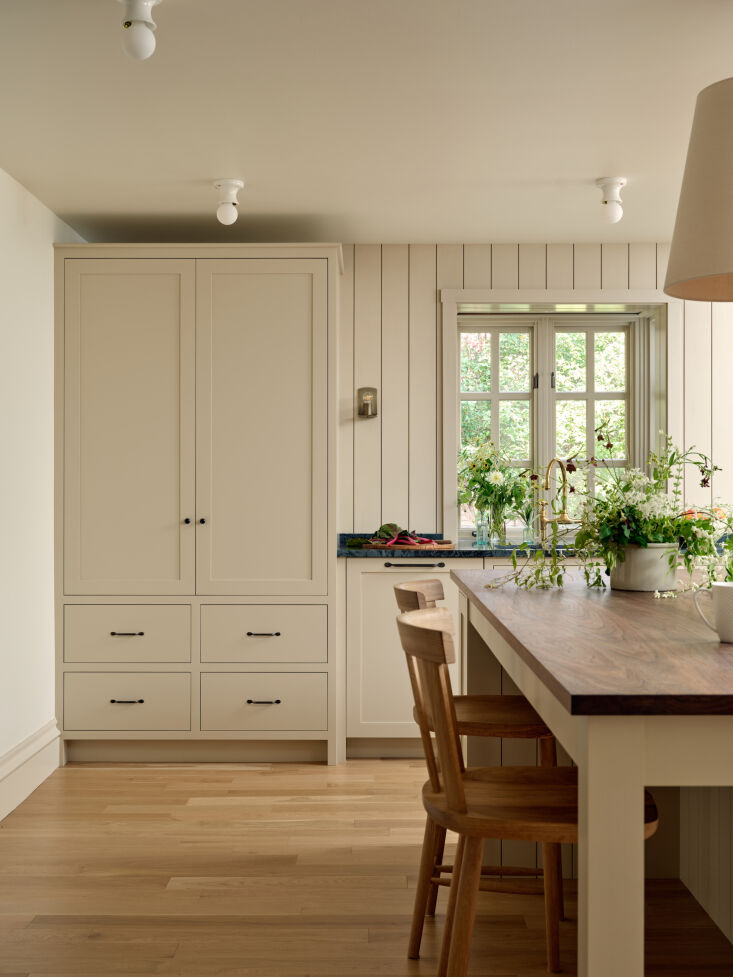 &#8\2\20;i didn’t want any upper cabinetry, to keep the space feeling ope 18