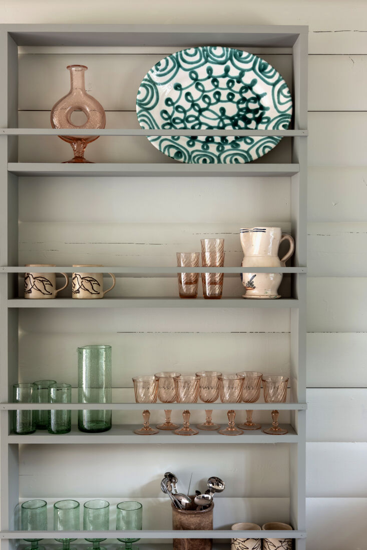 an idea to replicate—simple built in shelves put tableware at hand and on dis 22