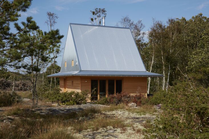 a view of the cantilevered canopy in aluminum. 29